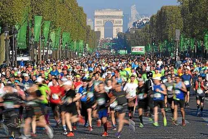 Corredores na Maratona de Paris de 2017: segundo os autores, é mais fácil alterar a velocidade do fluxo de pessoas do que a trajetória delas(foto: Eric Feferberg/AFP - 9/4/17) Corredores na Maratona de Paris de 2017: segundo os autores, é mais fácil alterar a velocidade do fluxo de pessoas do que a trajetória delas(foto: Eric Feferberg/AFP - 9/4/17)