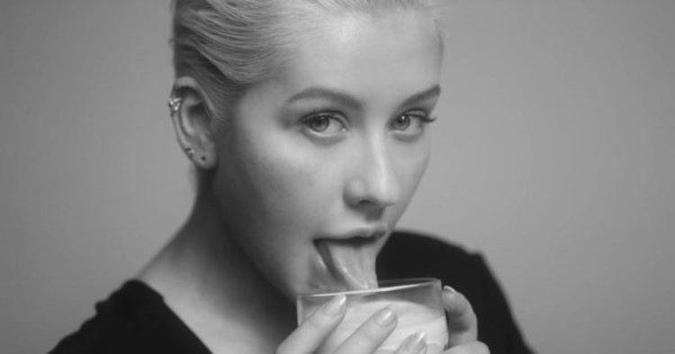 Christina Aguilera abusa da sensualidade no clipe de 'Accelerate' (foto: YouTube/Reprodução) Christina Aguilera abusa da sensualidade no clipe de 'Accelerate' (foto: YouTube/Reprodução)