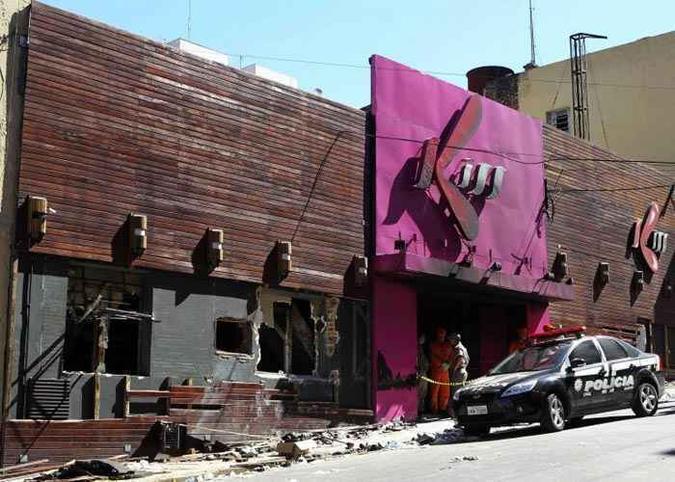 Fachada queimada da Boate Kiss, que tinha capacidade para 700 pessoas e no dia do incêndio recebia 1.061 participantes da festa (foto: Edison Vara/Reuters - 27/1/13 ) Fachada queimada da Boate Kiss, que tinha capacidade para 700 pessoas e no dia do incêndio recebia 1.061 participantes da festa (foto: Edison Vara/Reuters - 27/1/13 )