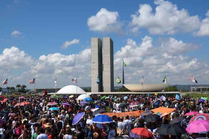 Em 14 de junho, estudantes e professores participaram de ato pela educação na Esplanada dos Ministérios(foto: Clara Lobo/Esp. CB/D.A Press) Em 14 de junho, estudantes e professores participaram de ato pela educação na Esplanada dos Ministérios(foto: Clara Lobo/Esp. CB/D.A Press)