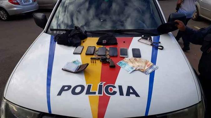 PMDF encontrou arma, dinheiro e carteira debaixo de travesseiro na casa de um dos suspeitos(foto: Reprodução/PMDF) PMDF encontrou arma, dinheiro e carteira debaixo de travesseiro na casa de um dos suspeitos(foto: Reprodução/PMDF)