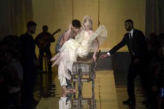 Performance na passarela de Jean Paul Gaultier: luxo com ares campestres(foto: ALAIN JOCARD) Performance na passarela de Jean Paul Gaultier: luxo com ares campestres(foto: ALAIN JOCARD)