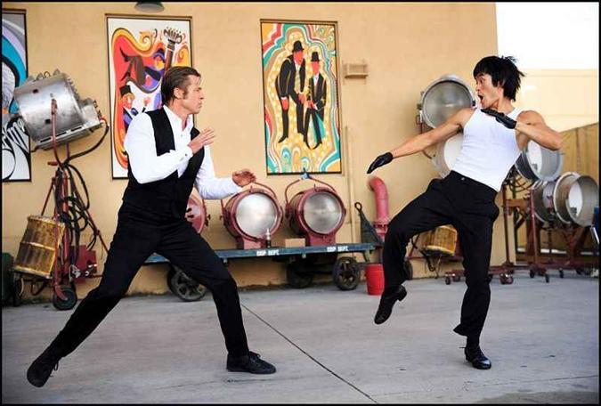 O dublê Cliff Booth (Brad Pittt) tem como auge o enfrentamento de Bruce Lee (Mike Moh)(foto: Sony Pictures/Divulgação) O dublê Cliff Booth (Brad Pittt) tem como auge o enfrentamento de Bruce Lee (Mike Moh)(foto: Sony Pictures/Divulgação)