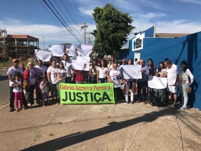 Parentes e amigos de Gabryel se reuniram no local onde o jovem foi assassinado para pedir justiça(foto: Arquivo Pessoal) Parentes e amigos de Gabryel se reuniram no local onde o jovem foi assassinado para pedir justiça(foto: Arquivo Pessoal)