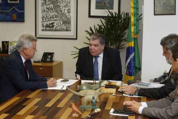 Rodrigo Rollemberg em encontro com o ministro Sarney Filho, para tratar da obra(foto: Dênio Simões/Agência Brasília) Rodrigo Rollemberg em encontro com o ministro Sarney Filho, para tratar da obra(foto: Dênio Simões/Agência Brasília)