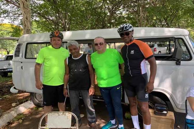 Após a solenidade de hasteamento da bandeira, governador foi pedalar(foto: Arquivo pessoal/WhatsApp) Após a solenidade de hasteamento da bandeira, governador foi pedalar(foto: Arquivo pessoal/WhatsApp)