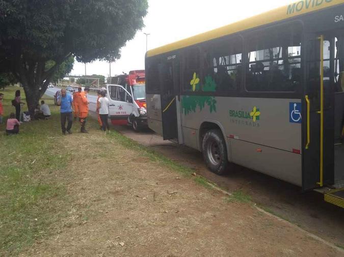 Cadeirante é morto durante assalto a ônibus na BR-020, perto de Sobradinho(foto: Divulgação Corpo de Bombeiros) Cadeirante é morto durante assalto a ônibus na BR-020, perto de Sobradinho(foto: Divulgação Corpo de Bombeiros)
