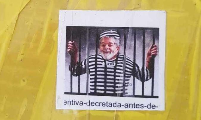 Foto impressa com montagem de Lula preso estava em 67 tabletes de maconha apreendidos (foto: Reprodução/Redes Sociais)) Foto impressa com montagem de Lula preso estava em 67 tabletes de maconha apreendidos (foto: Reprodução/Redes Sociais))