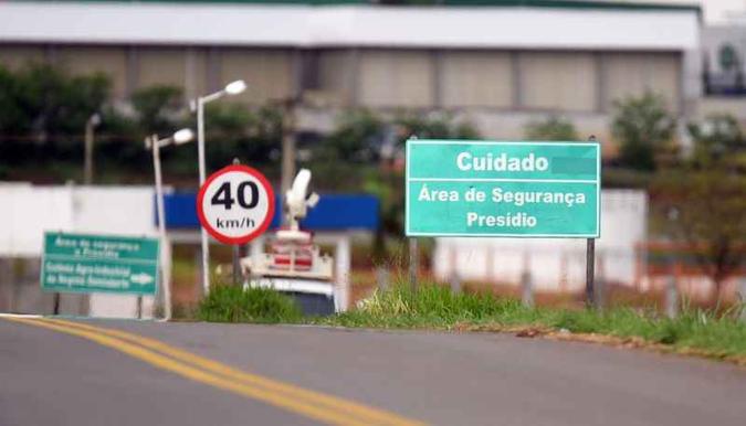 Em Aparecida de Goiânia, o primeiro dia do ano foi marcado por briga entre grupos rivais e culminou em rebelião(foto: Ed Alves/CB/D.A Press) Em Aparecida de Goiânia, o primeiro dia do ano foi marcado por briga entre grupos rivais e culminou em rebelião(foto: Ed Alves/CB/D.A Press)