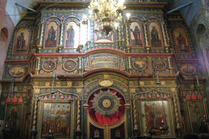 No interior do conjunto, formado por oito igrejas e respectivas cúpulas, trabalhos de pinturas ricamente produzidas mostram a grandiosidade da obra No interior do conjunto, formado por oito igrejas e respectivas cúpulas, trabalhos de pinturas ricamente produzidas mostram a grandiosidade da obra