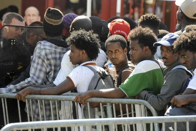 O objetivo dos centros seria de distinguir as pessoas que precisam de proteção internacional dos migrantes irregulares que não têm direito a permanecer na UE(foto: Sébastien Salom Gomis / AFP) O objetivo dos centros seria de distinguir as pessoas que precisam de proteção internacional dos migrantes irregulares que não têm direito a permanecer na UE(foto: Sébastien Salom Gomis / AFP)