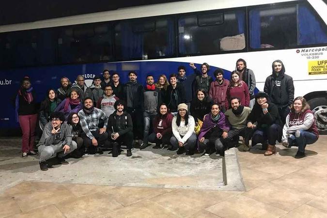 Estudantes de Pelotas do Rio Grande do Sul saíram em direção à Brasília na madrugada desta terça-feira (9)(foto: Mari Dias | CUCA da UNE) Estudantes de Pelotas do Rio Grande do Sul saíram em direção à Brasília na madrugada desta terça-feira (9)(foto: Mari Dias | CUCA da UNE)
