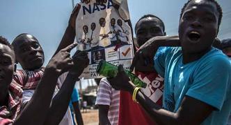 Os partidários do líder da oposição queniana, Raila Odinga, gritam durante um protesto em Kondele,no Quênia(foto: Frederik Lerneryd / AFP - 9/8/2017) Os partidários do líder da oposição queniana, Raila Odinga, gritam durante um protesto em Kondele,no Quênia(foto: Frederik Lerneryd / AFP - 9/8/2017)