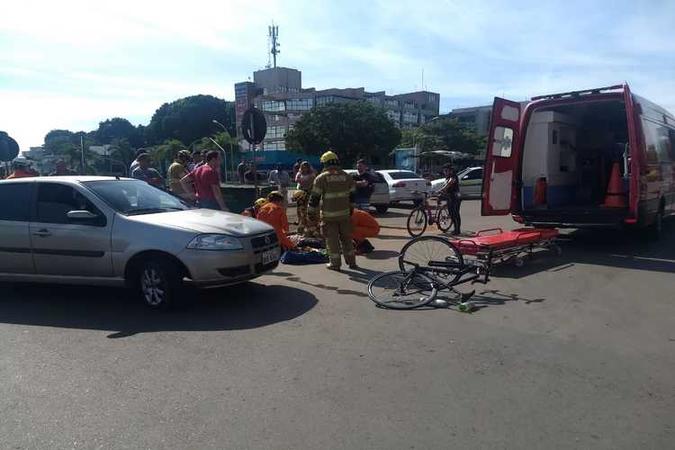 Ciclista foi atropelado na 716 Norte na manhã deste domingo(foto: Corpo de Bombeiros/Divulgação) Ciclista foi atropelado na 716 Norte na manhã deste domingo(foto: Corpo de Bombeiros/Divulgação)