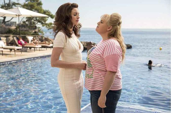 'As trapaceiras', com Anne Hathaway e Rebel Wilson: astúcia feminina(foto: Universal/Divulgação) 'As trapaceiras', com Anne Hathaway e Rebel Wilson: astúcia feminina(foto: Universal/Divulgação)