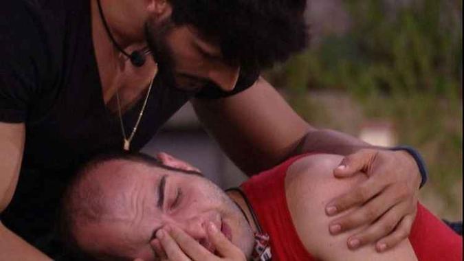 Lucas consola Mahmoud no jardim da casa do 'BBB18'(foto: TVGlobo/Reprodução) Lucas consola Mahmoud no jardim da casa do 'BBB18'(foto: TVGlobo/Reprodução)