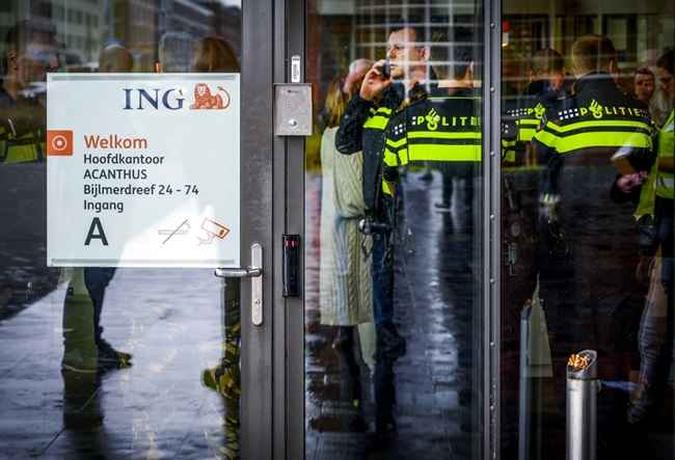 Uma bomba-bomba explodiu em um escritório de um banco em Amsterdã, um dia depois de duas outras empresas terem sido alvo do que a polícia holandesa disse ser uma tentativa de extorsão.(foto: Evert ELZINGA / ANP / AFP) Uma bomba-bomba explodiu em um escritório de um banco em Amsterdã, um dia depois de duas outras empresas terem sido alvo do que a polícia holandesa disse ser uma tentativa de extorsão.(foto: Evert ELZINGA / ANP / AFP)