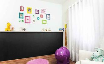 Qual criança nunca fez um risco na parede? Há tintas que fazem o efeito de um quadro de lousa. As crianças ficam livres para desenhar. Para não escurecer o ambiente, a dica é pintar só a metade inferior. As crianças não alcançam em cima mesmo.(foto: Divulgação Suvinil) Qual criança nunca fez um risco na parede? Há tintas que fazem o efeito de um quadro de lousa. As crianças ficam livres para desenhar. Para não escurecer o ambiente, a dica é pintar só a metade inferior. As crianças não alcançam em cima mesmo.(foto: Divulgação Suvinil)