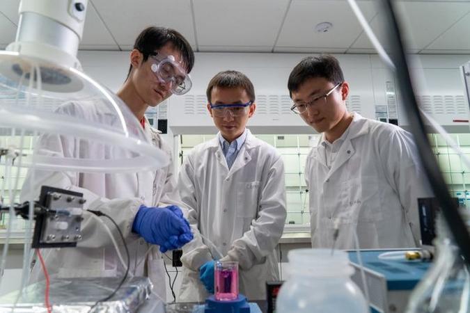 Da esquerda para a direita: Yang Xia, Chuan Xia e Haotian Wang, desenvolvedores de um reator de peróxido de hidrogênio(foto: Brandon Martin/Rice University/Divulgação) Da esquerda para a direita: Yang Xia, Chuan Xia e Haotian Wang, desenvolvedores de um reator de peróxido de hidrogênio(foto: Brandon Martin/Rice University/Divulgação)