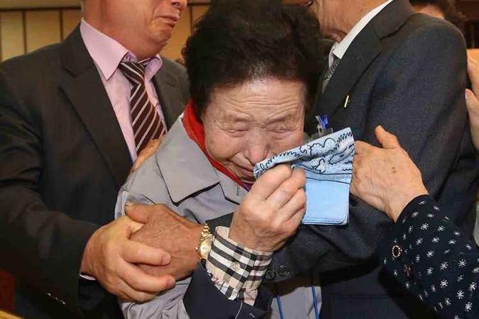 Mulher reencontra irmão mais velho que foi separado dela durante a guerra(foto: The Korea Press Photographers Association/AFP Photo/Pool) Mulher reencontra irmão mais velho que foi separado dela durante a guerra(foto: The Korea Press Photographers Association/AFP Photo/Pool)