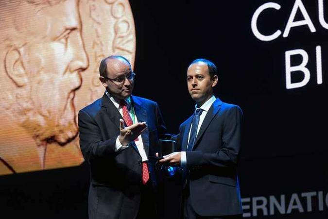 Cauchar Birkar recebe a Medalha Fields (foto: Fabio Teixeira / AFP) Cauchar Birkar recebe a Medalha Fields (foto: Fabio Teixeira / AFP)