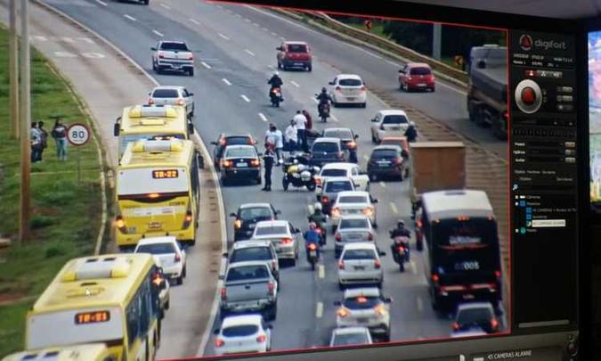 Após o acidente, duas faixas da via ficaram interditadas, causando trânsito para os motoristas que passavam pela EPTG(foto: Divulgação/DER-DF) Após o acidente, duas faixas da via ficaram interditadas, causando trânsito para os motoristas que passavam pela EPTG(foto: Divulgação/DER-DF)