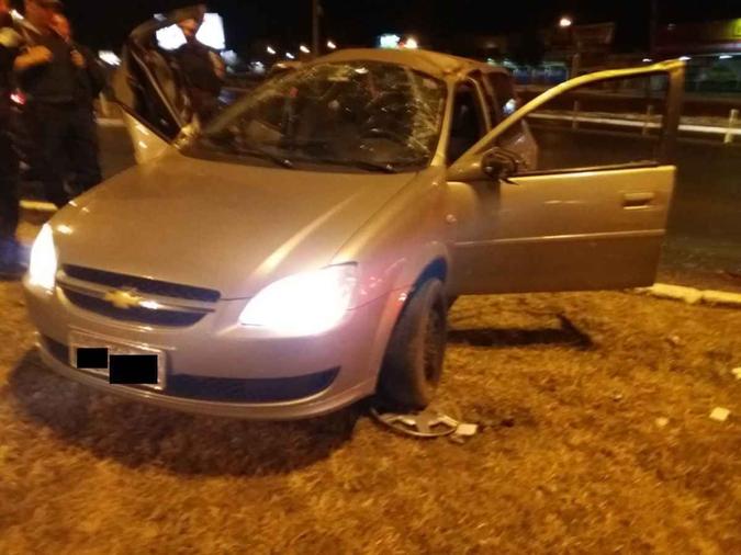 Carro roubado na noite de ontem capotou no balão de acesso ao Recanto das Emas(foto: PMDF / Divulgação) Carro roubado na noite de ontem capotou no balão de acesso ao Recanto das Emas(foto: PMDF / Divulgação)
