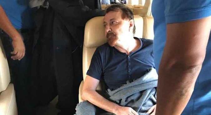 O italiano Cesare Battisti dentro do avião que o levou da da Bolívia para a Itália(foto: Divulgação Polícia da Itália/Redes Sociais) ) O italiano Cesare Battisti dentro do avião que o levou da da Bolívia para a Itália(foto: Divulgação Polícia da Itália/Redes Sociais) )