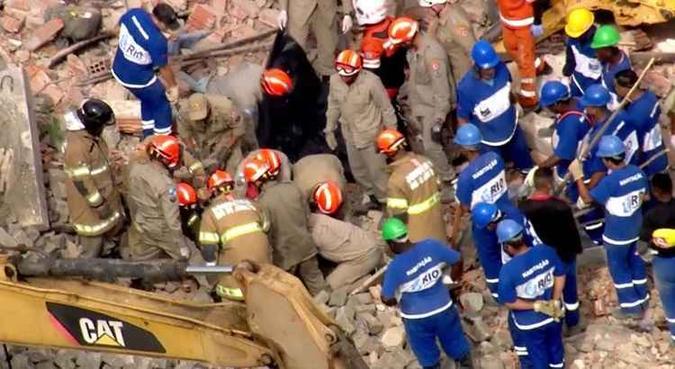 A Defesa Civil Municipal e a Polícia Militar também estão no local, auxiliando os bombeiros de quatro quartéis e do Grupamento e Busca e Salvamento(foto: Reprodução / TV Globo) A Defesa Civil Municipal e a Polícia Militar também estão no local, auxiliando os bombeiros de quatro quartéis e do Grupamento e Busca e Salvamento(foto: Reprodução / TV Globo)