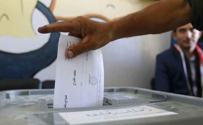 Homem vota em eleições municipais na Síria, em Ghuta Oriental, em 16 de setembro de 2018 (foto: Louai Beshara/AFP ) Homem vota em eleições municipais na Síria, em Ghuta Oriental, em 16 de setembro de 2018 (foto: Louai Beshara/AFP )