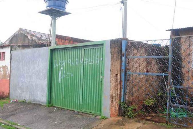 Fachada da casa que pegou fogo na noite deste domingo(foto: Thais Umbelino/CB/D.A. Press) Fachada da casa que pegou fogo na noite deste domingo(foto: Thais Umbelino/CB/D.A. Press)