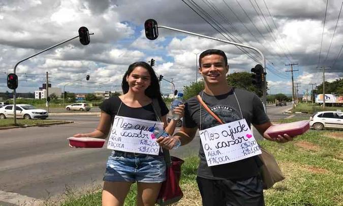Os dois estão empregados, mas fazem as vendas aos domingos para complementar a renda e festejar o casamento com a família(foto: Arquivo pessoal) Os dois estão empregados, mas fazem as vendas aos domingos para complementar a renda e festejar o casamento com a família(foto: Arquivo pessoal)