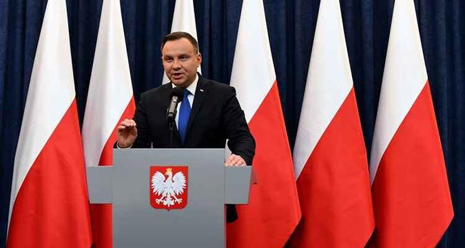 O presidente polonês fez uma conferência com a impressa para anunciar que assinaria a controversa lei sobre o Holocausto(foto: Janek Skarynski/ Agência France-Presse) O presidente polonês fez uma conferência com a impressa para anunciar que assinaria a controversa lei sobre o Holocausto(foto: Janek Skarynski/ Agência France-Presse)