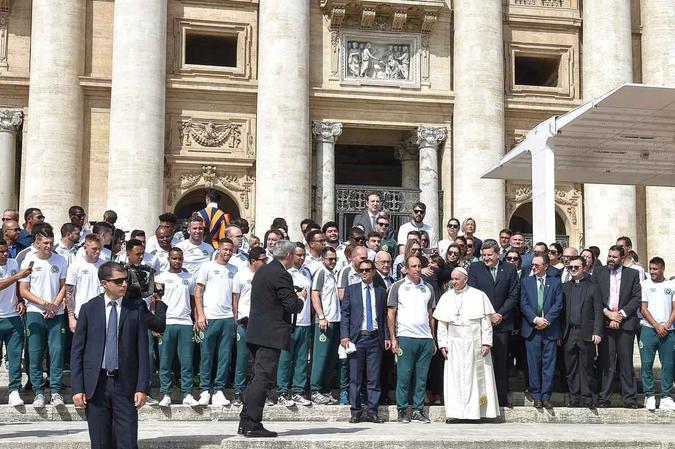 Papa Francisco cumprimenta jogadores do Chapecoense na praça São Pedro, no Vaticano Papa Francisco cumprimenta jogadores do Chapecoense na praça São Pedro, no Vaticano