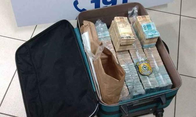 Dinheiro em espécie foi contabilizado e somou mais de R$ 1 milhão(foto: PRF/Divulgação) Dinheiro em espécie foi contabilizado e somou mais de R$ 1 milhão(foto: PRF/Divulgação)