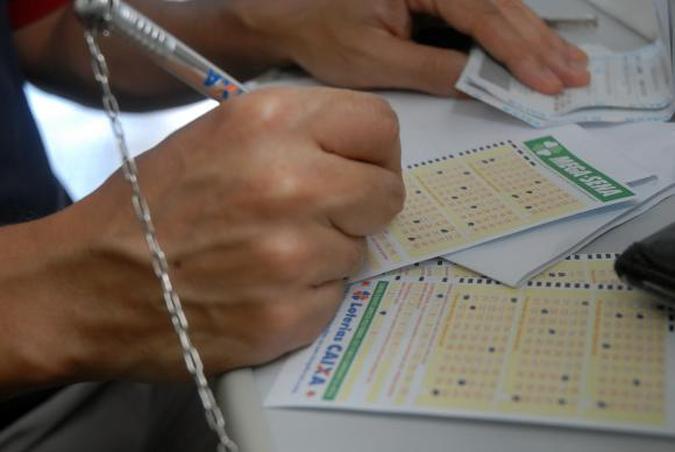 A aposta mínima na Mega-Sena custa R$ 3,50 e pode ser feita até as 19h(foto: Arquivo/Agência Brasil ) A aposta mínima na Mega-Sena custa R$ 3,50 e pode ser feita até as 19h(foto: Arquivo/Agência Brasil )