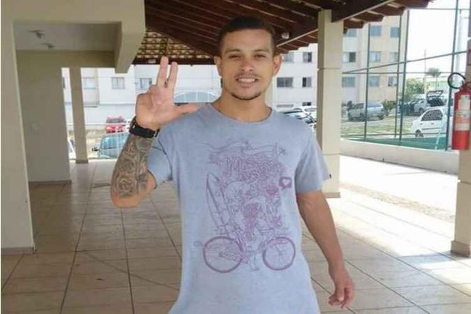 O brasiliense Matheus Santos da Silva, 23 anos, foi fazer uma trilha no Parque Nacional da Chapada dos Veadeiros, na segunda-feira (25/11), acompanhado de familiares(foto: Divulgação/Facebook) O brasiliense Matheus Santos da Silva, 23 anos, foi fazer uma trilha no Parque Nacional da Chapada dos Veadeiros, na segunda-feira (25/11), acompanhado de familiares(foto: Divulgação/Facebook)