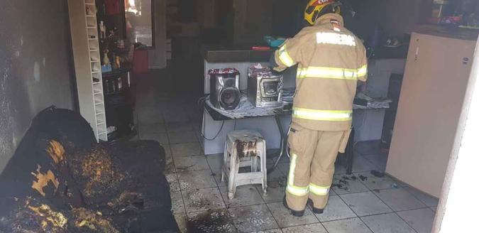 Chamas consumiram móveis da sala de estar. Ninguém ficou ferido(foto: CBMDF/Divulgação) Chamas consumiram móveis da sala de estar. Ninguém ficou ferido(foto: CBMDF/Divulgação)