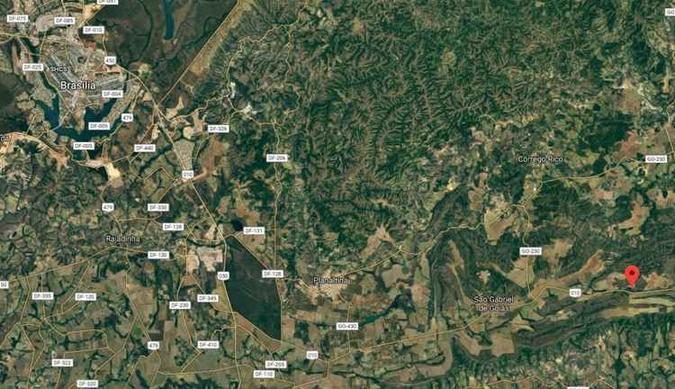 O avião caiu em uma fazenda próxima à divisa com Água Fria (GO), a 144km do DF(foto: Reprodução) O avião caiu em uma fazenda próxima à divisa com Água Fria (GO), a 144km do DF(foto: Reprodução)
