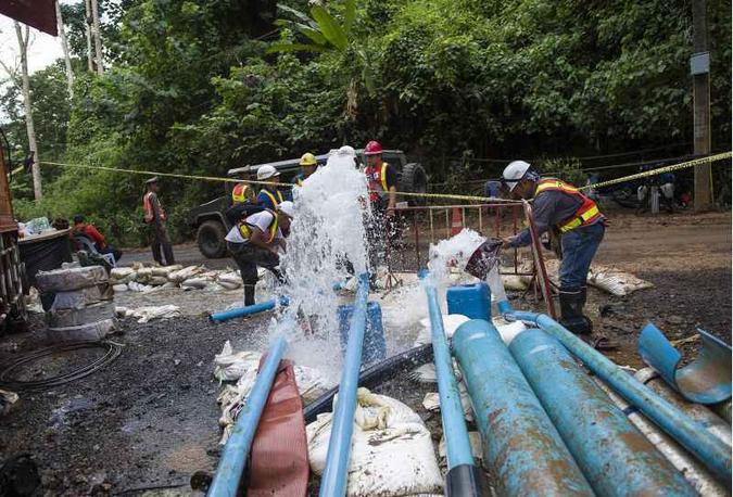 Resgate tailandês bombeia água da caverna de Tham Luang (foto: AFP / YE AUNG THU ) Resgate tailandês bombeia água da caverna de Tham Luang (foto: AFP / YE AUNG THU )