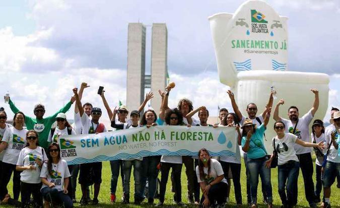 Um vaso sanitário inflável foi colocado no gramado do Congresso: ONG pede saneamento básico para todos(foto: Marcelo Camargo/Agência Brasil ) Um vaso sanitário inflável foi colocado no gramado do Congresso: ONG pede saneamento básico para todos(foto: Marcelo Camargo/Agência Brasil )