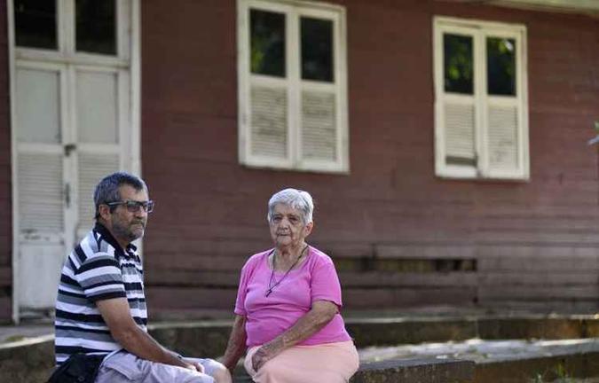 Dona Henriqueta e o filho, Anestário, em busca de tratamento: Dona Henriqueta e o filho, Anestário, em busca de tratamento: