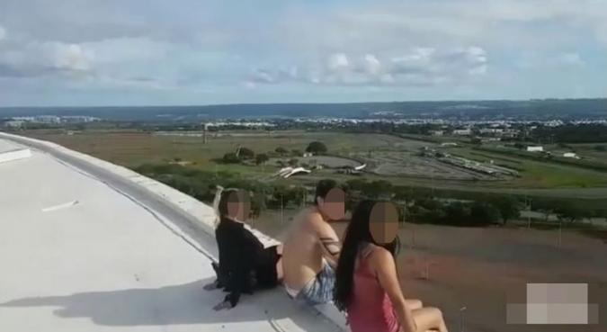 Jovens se arriscam ao subir no teto do Estádio Nacional Mané Garrincha, fazer acrobacias na lona da arena e se sentar na beirada da estrutura: exibicionismo para postar imagens nas redes sociais (foto: Reprodução/Instagram) Jovens se arriscam ao subir no teto do Estádio Nacional Mané Garrincha, fazer acrobacias na lona da arena e se sentar na beirada da estrutura: exibicionismo para postar imagens nas redes sociais (foto: Reprodução/Instagram)