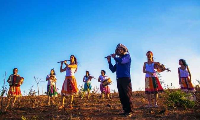 O grupo reavivou e renovou a tradição popular nordestina na atmosfera agreste do cerrado com meninas candangas(foto: Davi Mello/Divulgação) O grupo reavivou e renovou a tradição popular nordestina na atmosfera agreste do cerrado com meninas candangas(foto: Davi Mello/Divulgação)