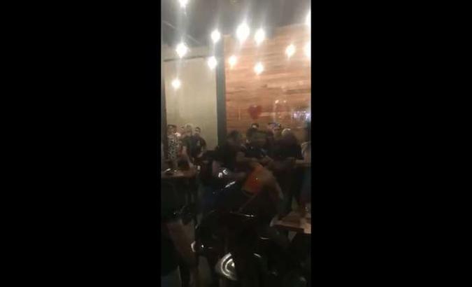 Tumulto envolveu cerca de 14 pessoas, segundo uma cliente que preferiu não se identificar(foto: Reprodução/Twitter ) Tumulto envolveu cerca de 14 pessoas, segundo uma cliente que preferiu não se identificar(foto: Reprodução/Twitter )