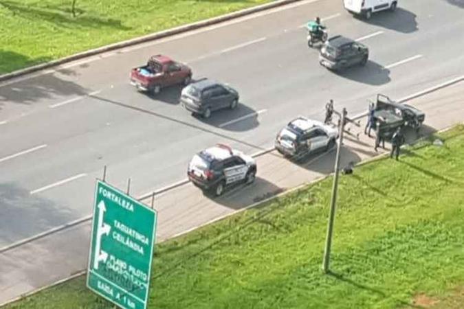 O suspeito foi reconhecido pela vítima e, em seguida, autuado por furto mediante fraude(foto: PMDF/Divulgação) O suspeito foi reconhecido pela vítima e, em seguida, autuado por furto mediante fraude(foto: PMDF/Divulgação)