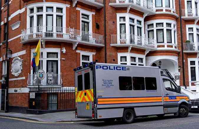 Uma van da polícia na porta da Embaixada do Equador em Londres(foto: Niklas Halle´n / AFP)