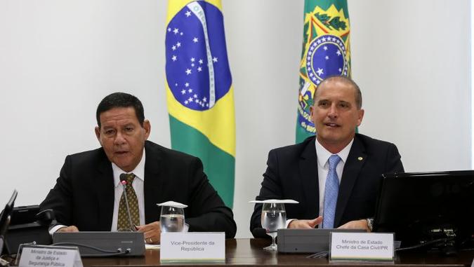 Hamilton Mourão ao lado de Onyx Lorenzoni: segundo o vice-presidente, fala de Bolsonaro sobre aposentadoria feminina foi Hamilton Mourão ao lado de Onyx Lorenzoni: segundo o vice-presidente, fala de Bolsonaro sobre aposentadoria feminina foi