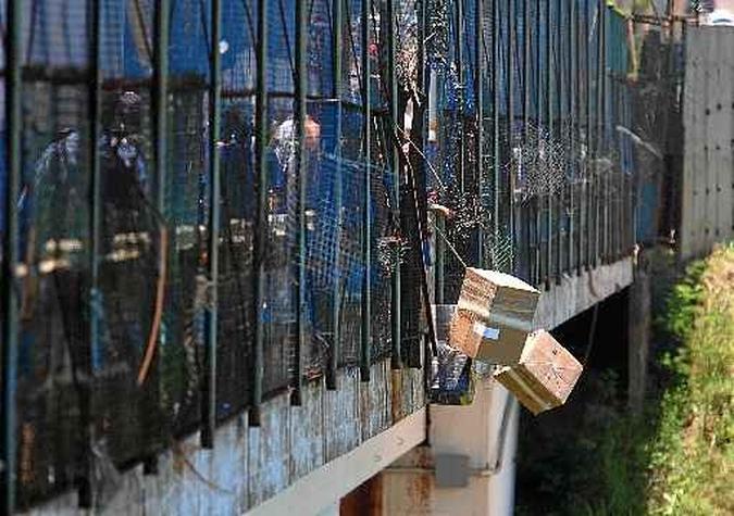 Contrabando na Ponte da Amizade, no Paraguai. Falhas na segurança e regras permissivas favorecem expansão do tráfico internacional(foto: Antônio Gaudério/Folhapress) Contrabando na Ponte da Amizade, no Paraguai. Falhas na segurança e regras permissivas favorecem expansão do tráfico internacional(foto: Antônio Gaudério/Folhapress)