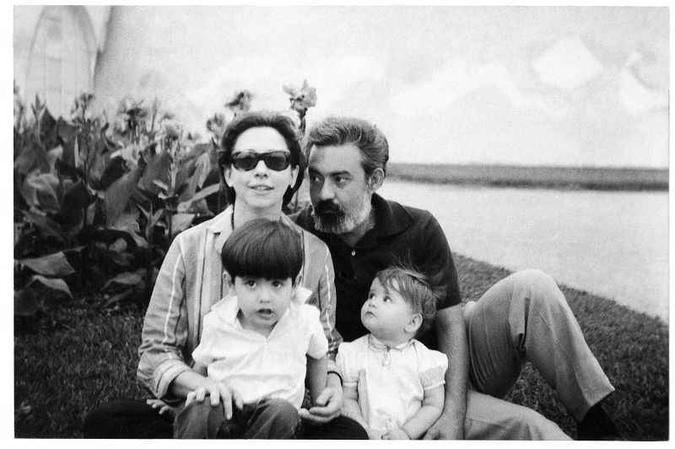 Com a família, na Lagoa Pampulha, me Belo Horizonte(foto: Acervo Fernanda Montenegro/ Reprodução) Com a família, na Lagoa Pampulha, me Belo Horizonte(foto: Acervo Fernanda Montenegro/ Reprodução)